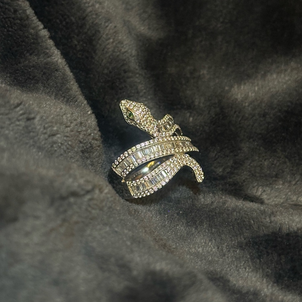 Sparkling Snake Ring